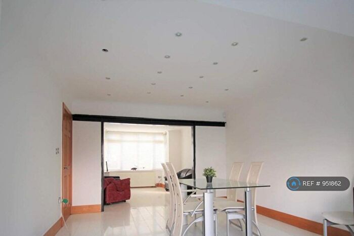 5 Bedroom Semi-Detached House To Rent In Carlton Crescent, Luton, LU3