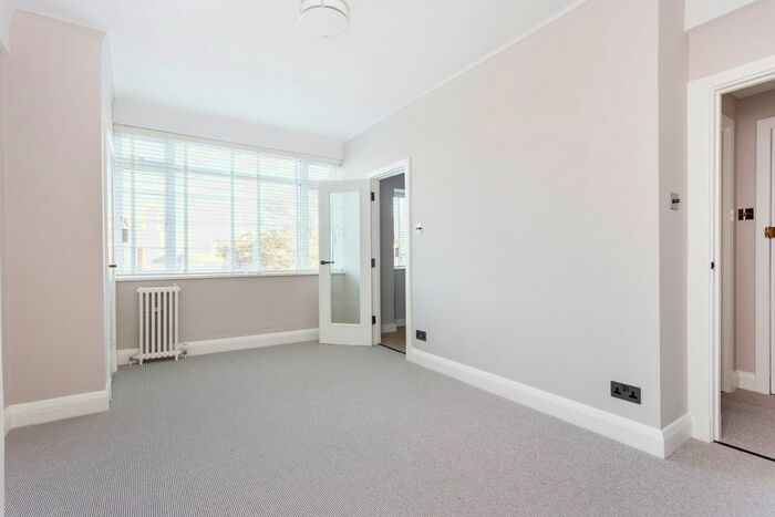 Studio To Rent In Balham High Road, London, SW17
