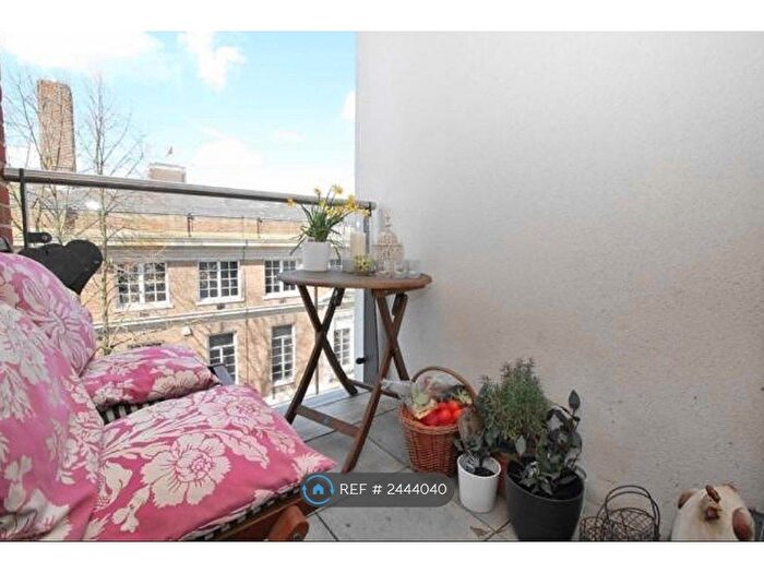 2 Bedroom Flat To Rent In Wells Crescent, Chelmsford, CM1