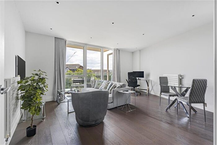 1 Bedroom Apartment To Rent In Hamond Court, Queenshurst Square, KT2