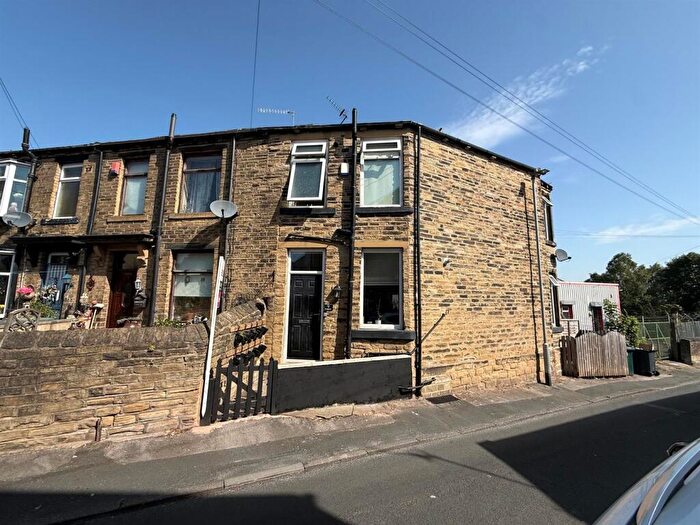2 Bedroom End Of Terrace House For Sale In Croft Street, Idle, BD10