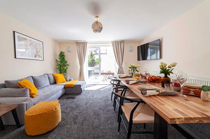 3 Bedroom Flat To Rent In Stratford, E15