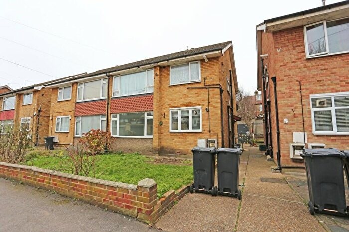 2 Bedroom Flat To Rent In Margaret Way, Ilford, London, IG4