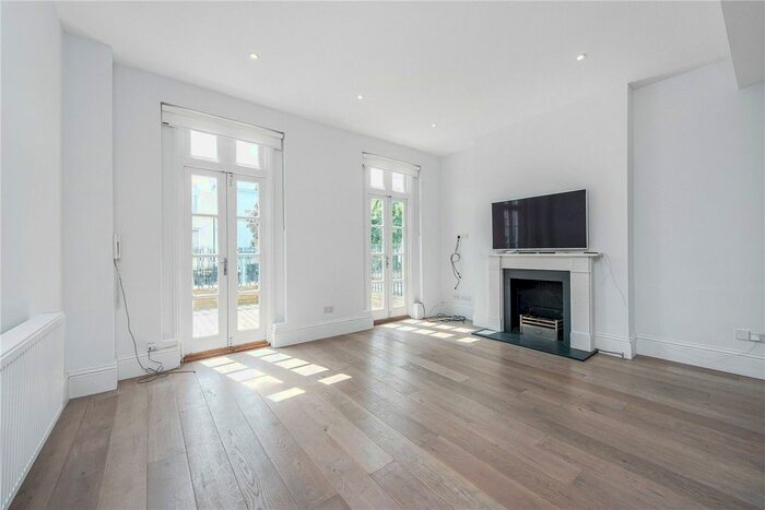 2 Bedroom Flat To Rent In Westbourne Grove, London, W11