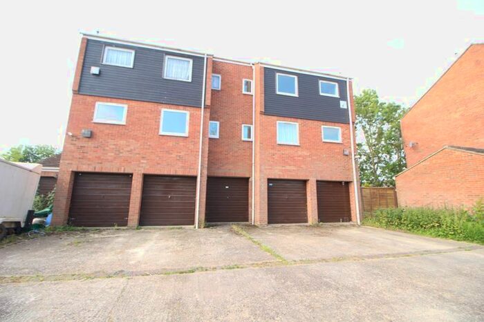 2 Bedroom Flat To Rent In Rochfords Gardens, Slough, SL2