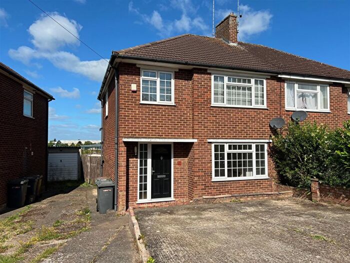 3 Bedroom Semi-Detached House To Rent In Pennine Avenue, Luton, LU3