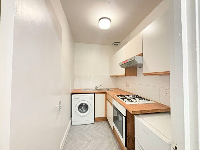 2 Bedroom Flat To Rent In Whalebone Lane South, Dagenham, Essex, RM8