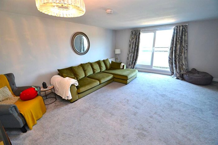 2 Bedroom Flat To Rent In Ovaltine Drive, Kings Langley, Hertfordshire, WD4
