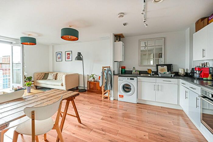 2 Bedroom Flat To Rent In Schoolhouse Lane, Limehouse, London, E1W