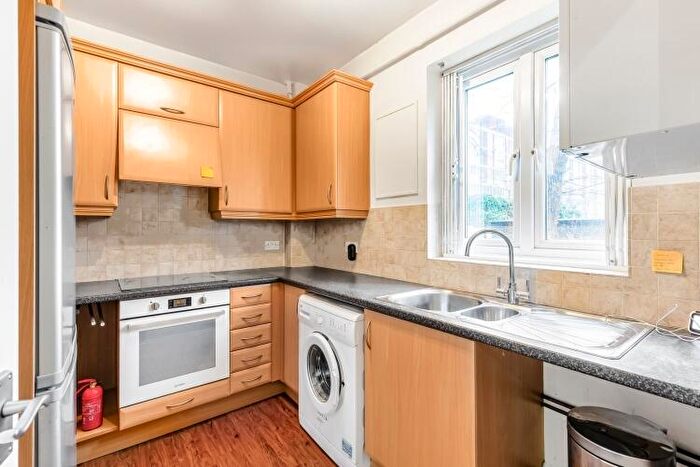 Apartment To Rent In Cranston Estate London, N1