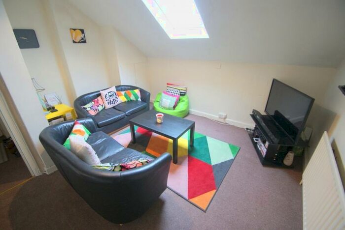 2 Bedroom Flat To Rent In Otley Road, Headingley, Leeds, LS16