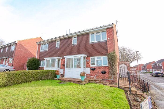 3 Bedroom Semi-Detached House For Sale In Sussex Drive, Banbury, OX16