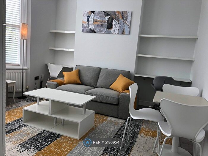 2 Bedroom Flat To Rent In Hither Green, London, SE13