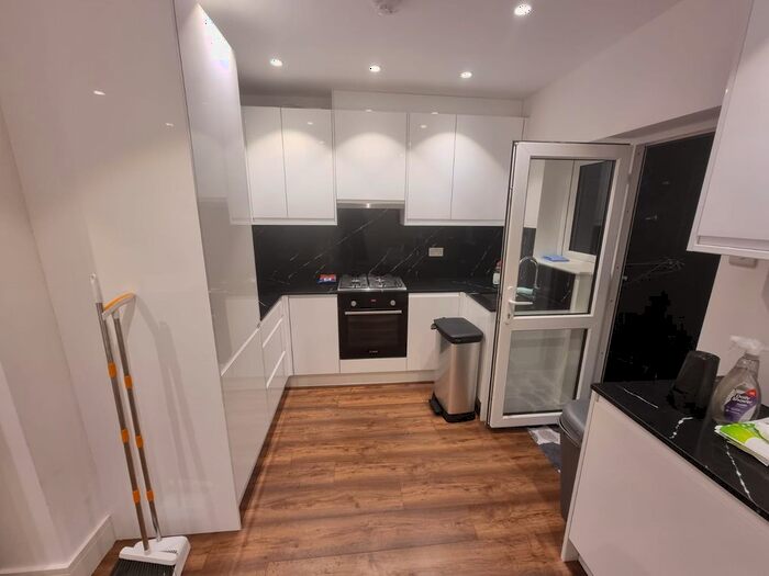 3 Bedroom Flat To Rent In Moyser Road, Streatham, SW16