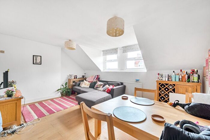 2 Bedroom Flat To Rent In Balham High Road, London, SW12