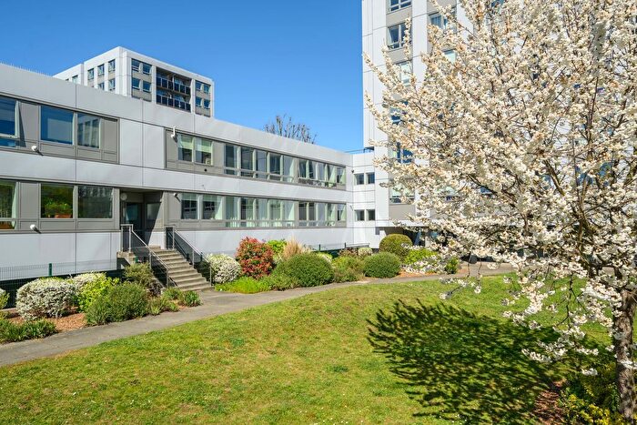 2 Bedroom Flat For Sale In Wellington Close, Walton-On-Thames, KT12