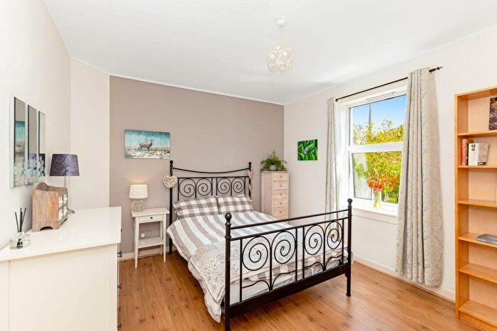 2 Bedroom Flat For Sale In The Green, Davidsons Mains Edinburgh, EH4