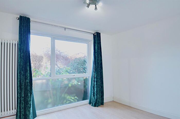 1 Bedroom Flat For Sale In Aylsham Drive, Ickenham, UB10