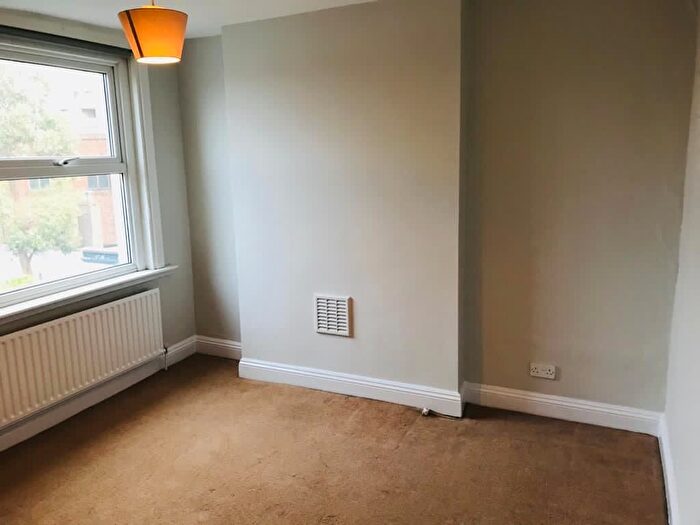 1 Bedroom Flat To Rent In Landor Road, London, SW9