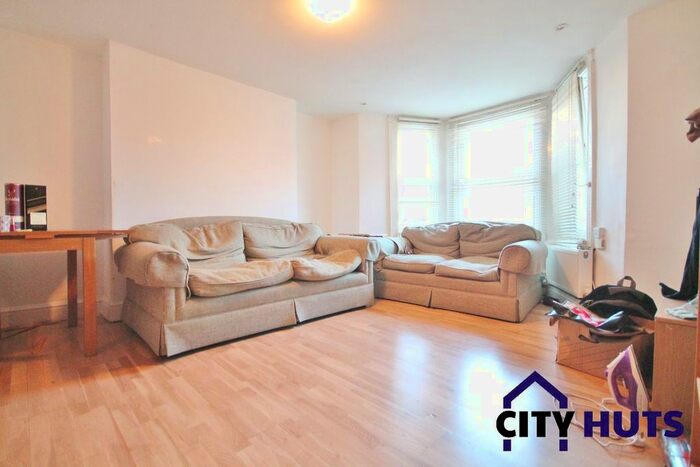 2 Bedroom Flat To Rent In Mayes Road, Wood Green, N22