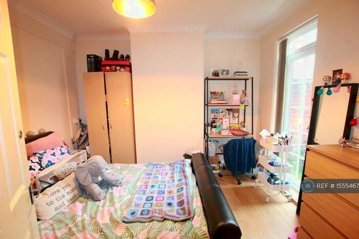 3 Bedroom Terraced House To Rent In Donnington Gardens, Reading, RG1