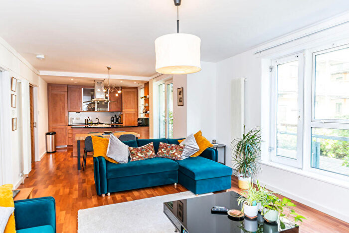 2 Bedroom Flat To Rent In L Holyrood Road, Edinburgh, EH8