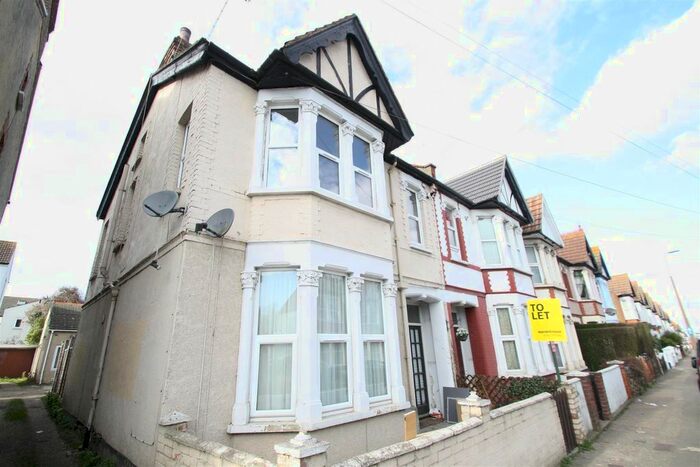 2 Bedroom Flat To Rent In Hainault Avenue, Westcliff-On-Sea, SS0