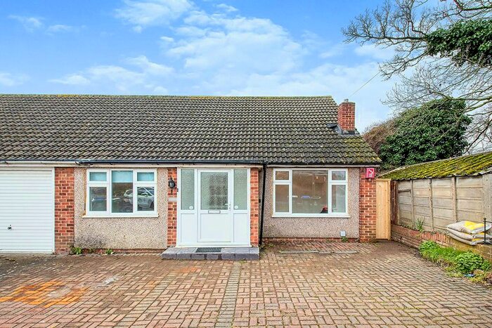 3 Bedroom Bungalow To Rent In Long Lane, Bexleyheath, DA7