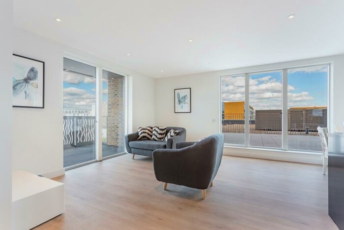 2 Bedroom Apartment To Rent In Smithfield Square, Hornsey, London, N8