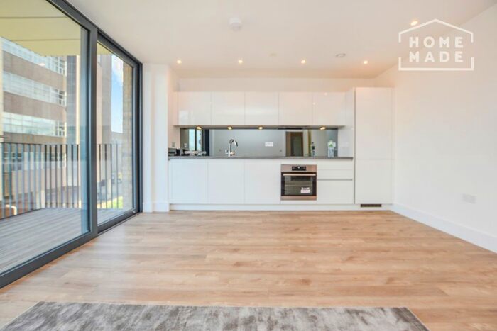 2 Bedroom Flat To Rent In Sandown House, Staines, TW18