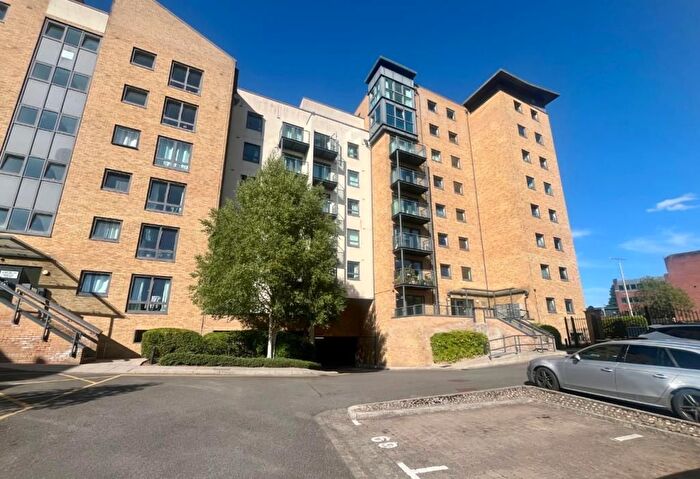2 Bedroom Flat For Sale In Victoria Way, Woking, GU21