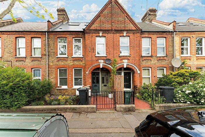 3 Bedroom Maisonette For Sale In Brettenham Road, Walthamstow, E17