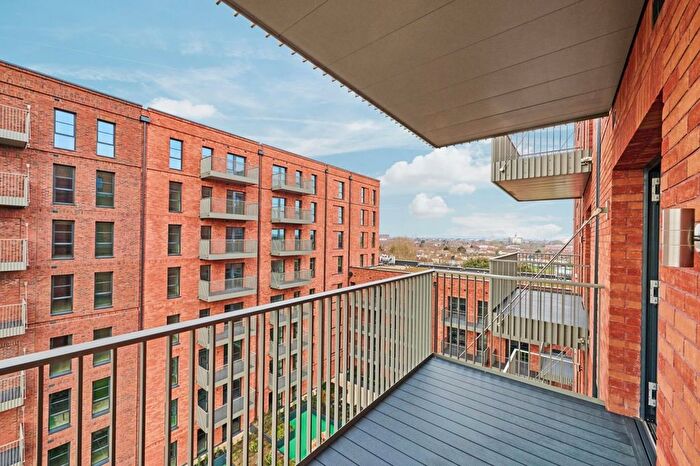 3 Bedroom Flat To Rent In New Road, Dagenham, RM9