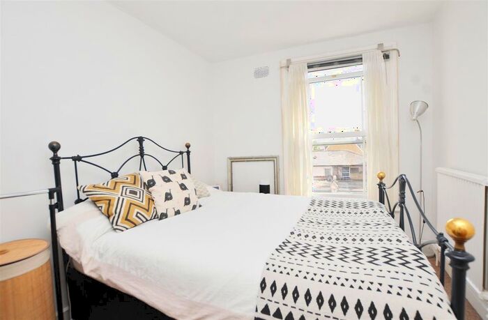 1 Bedroom Flat To Rent In Broad Street, Teddington, TW11