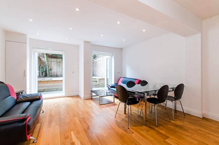 4 Bedroom Flat To Rent In Latchmere Road, Battersea, London, SW11