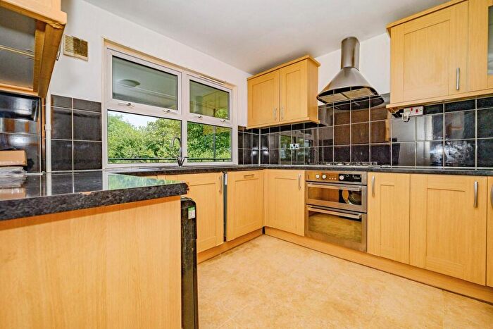 3 Bedroom Maisonette For Sale In Arrow Close, Luton, Bedfordshire, LU3
