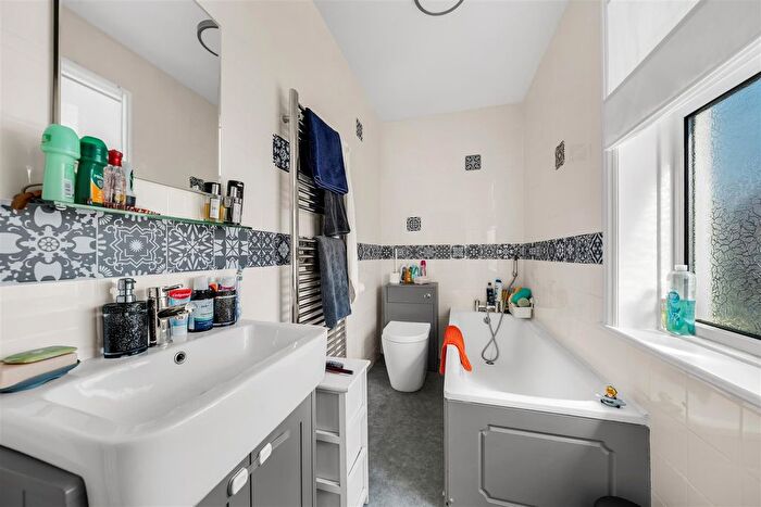 3 Bedroom Property For Sale In Springfield Road, Swanage, BH19 - Photo 11