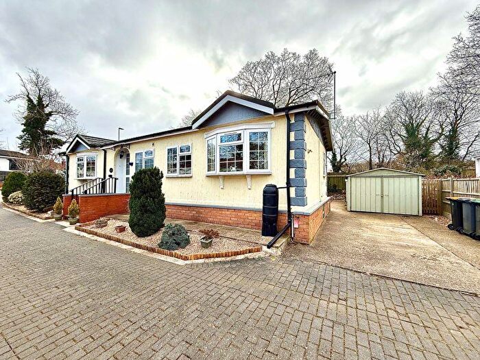 3 Bedroom Park Home For Sale In Brookside Park, Bromham, MK43