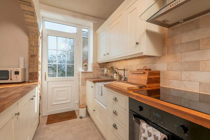 3 Bedroom Semi-Detached House For Sale In Moor End Road, Halifax, HX2