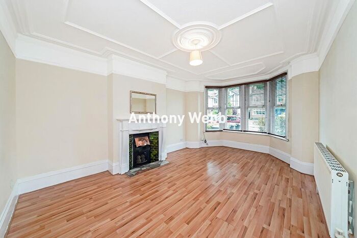 1 Bedroom Flat To Rent In Fox Lane, Palmers Green, London, N13