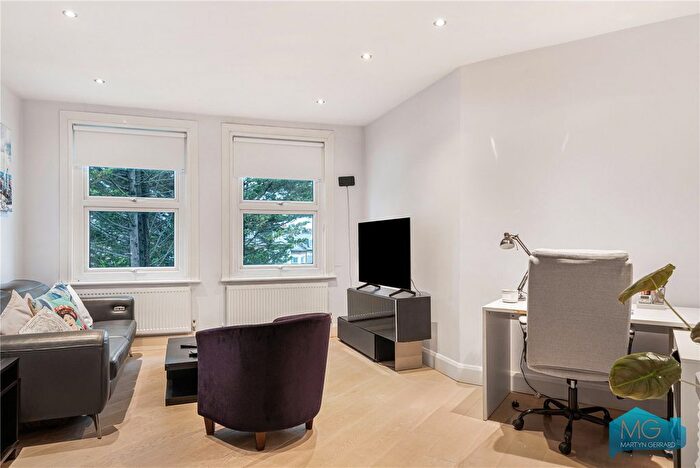 3 Bedroom Flat For Sale In Mountfield Road, London, N3