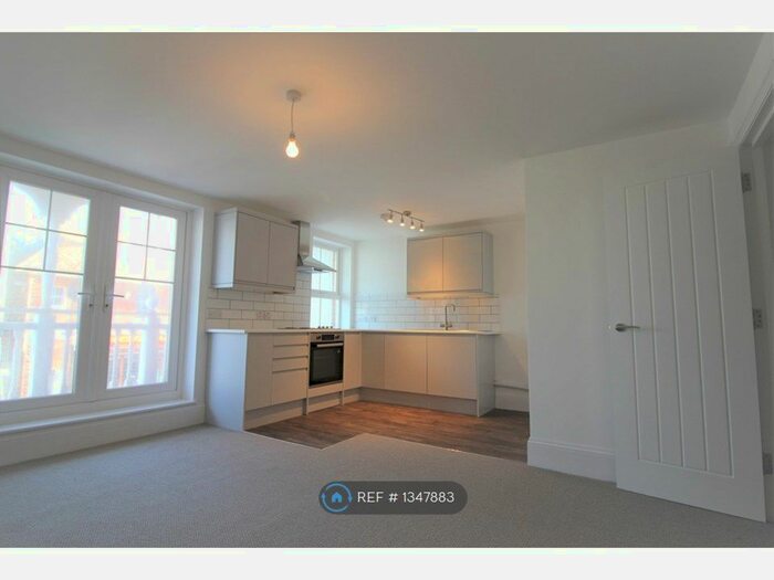2 Bedroom Flat To Rent In Pier Street, Lee-On-The-Solent, PO13