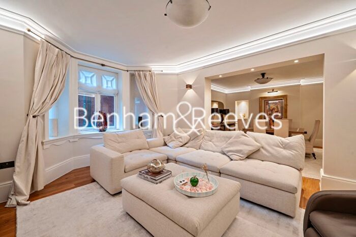5 Bedroom Flat To Rent In Abingdon Court, Kensington, W8