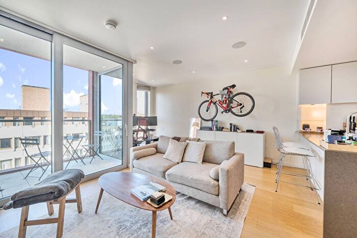 2 Bedroom Flat To Rent In Buckingham Gate, St James's Park, London, SW1E