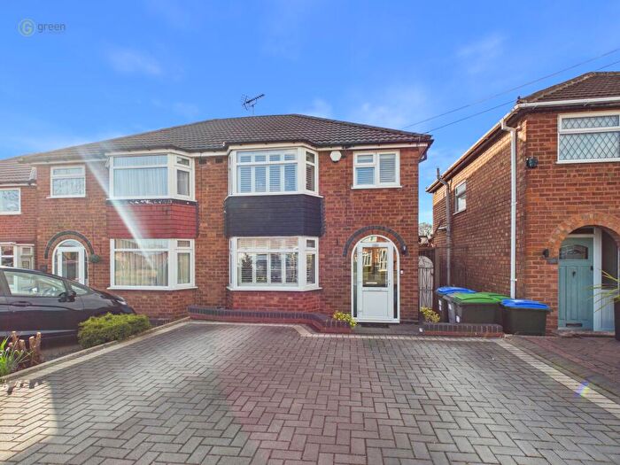 3 Bedroom Semi Detached House For Sale In Lechlade Road, Great Barr, Birmingham, B43