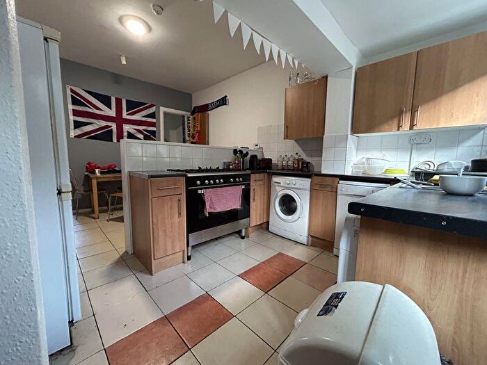 3 Bedroom Semi-Detached House To Rent In Cycle Road, Nottingham, NG7