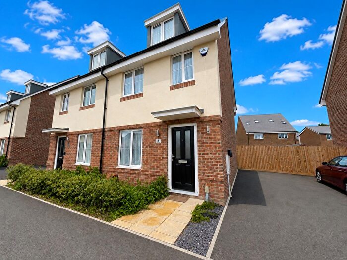 3 Bedroom Semi Detached House For Sale In Botanical Grove, Luton, Bedfordshire, LU2