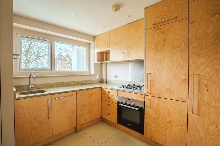 3 Bedroom Flat To Rent In High Trees, London, SW2