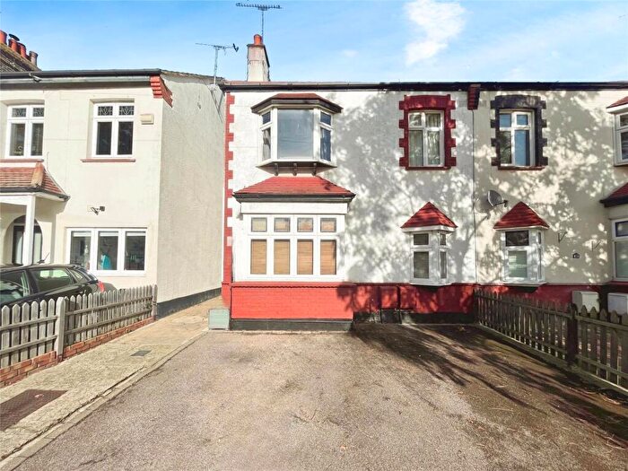 2 Bedroom Apartment For Sale In Eastcote Grove, Southend-on-Sea, Essex, SS2