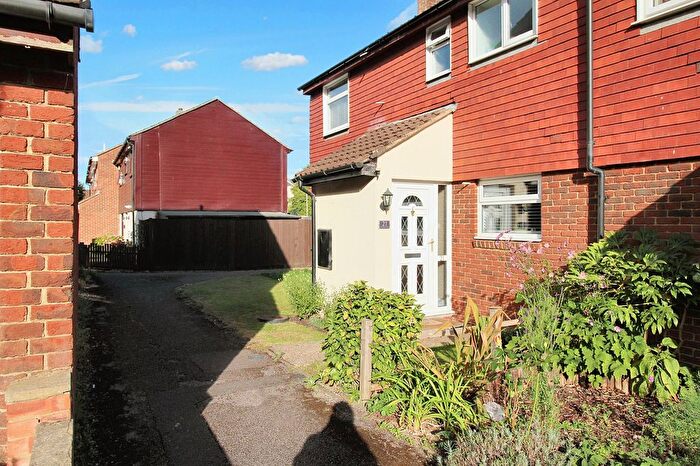 2 Bedroom End Of Terrace House For Sale In Old Ash Close, Kennington, TN24